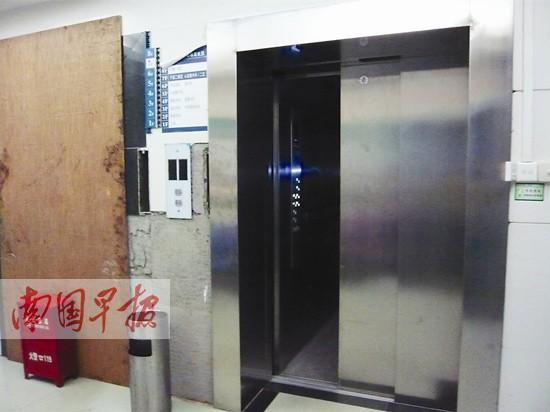 南宁一医院大楼新电梯故障 3乘客被困50分钟(图)