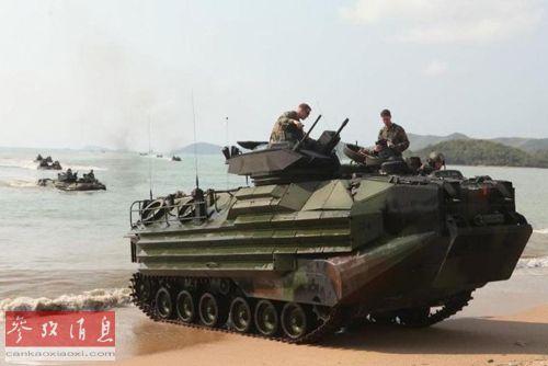 日本防卫省将在2014年度增购AAV7系列两栖突击车以加强夺岛能力。图为美国海军陆战队的AAV7两栖突击车进行登陆训练。(资料图片)