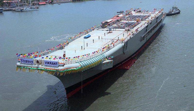 印度首艘国产航母日前在其南部港口科钦下水.