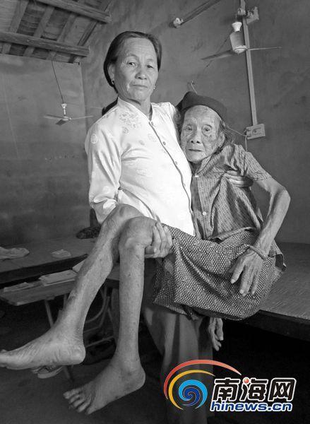 谢秋乾阿婆摔骨折后,无法行走,出入只能靠李昌女抱着