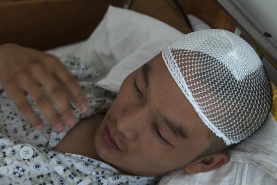 葛立峰头部受伤很严重 本组图片 记者 王骁猛 摄事发时用手机拍下的