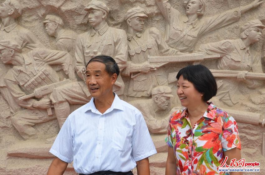 新闻出版总署原副署长李东东与毛泽东主席外孙王效芝为雕塑《民兵是