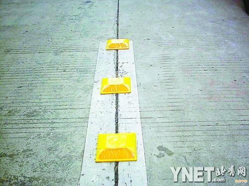朝阳路潮汐车道安装500个反光道钉
