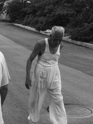 97岁老人坚持投篮锻炼数十年15秒连投两球皆命中