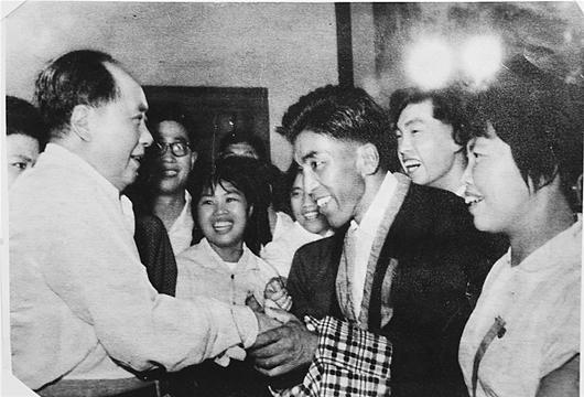 图为:1964年毛泽东接见团代表,中间微笑女孩是丁凤英,时为罗田县北丰