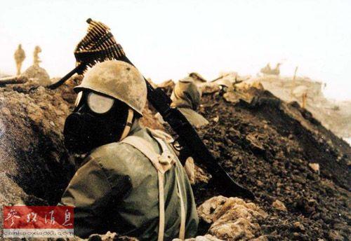 两伊战争期间,伊朗士兵戴着抵御化学武器袭击的防毒面具。(资料图片)