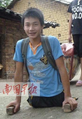 全州一少年因车祸失去双腿 木块为脚艰辛求学(图)