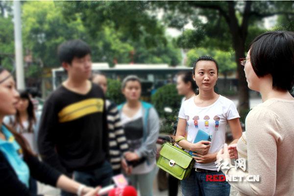 百度工作人员(右一)和小彭向媒体介绍相关情况。