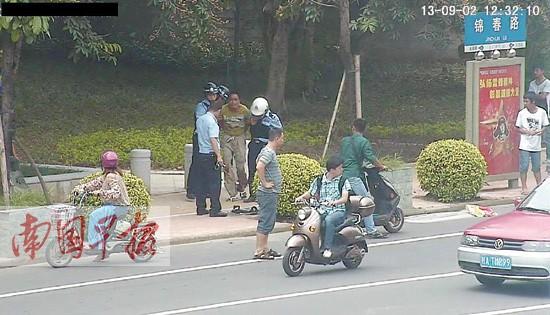 酒醉男子闹市挥刀恐吓路人 民警夺刀将其制服(图)