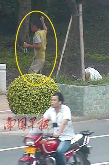 酒醉男子闹市挥刀恐吓路人 民警夺刀将其制服(图)