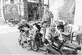 修车老汉照顾精神病妻子20载 只因当初一句承诺