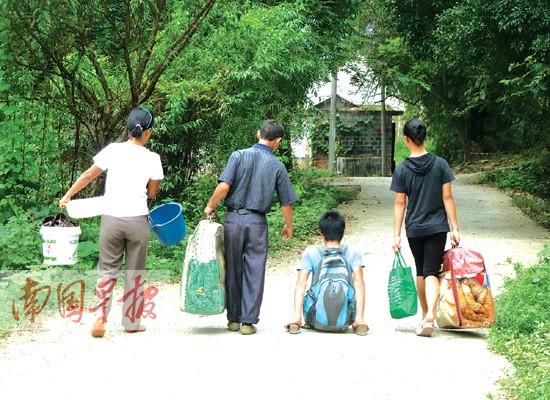 全州一少年因车祸失去双腿 木块为脚艰辛求学(图)