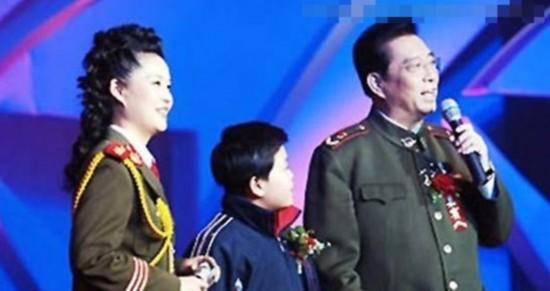 �θ����ʵ�������ж������ѣ���û���뵽���������������ӣ���Ϊ�����ı��⵱�У�������ʶ���о��ǳԷ������裬�ȶ��ˣ���ʱ��ȥ�ưɵ�ʱ���Ѿ��ں���28ƿơ�ƣ�������ĳ�Ѿ��ں��˾ƣ�����Ҳ����Ůʿ����Ҫ����ƿ��ƣ�������ĳ�ó����İ�ƿ���򿪸��ӵĺڷ��ơ���ʱ���������ʱ�򣬾���һ���������Ϸ��˭��˭�ȡ�