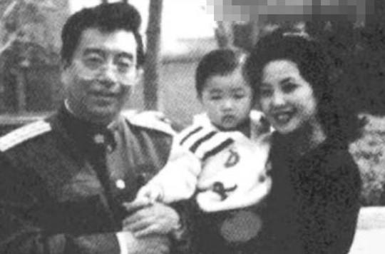 ��ͥ���У�κĳ����ĳ�ڳ��ϴ�����ĳ���Դˣ��θ��ʾ�������ڳ����У�û���κĳ��Ԥ����˵����ĳ�ڳ��ϴ��˵����顣����κĳ˵�⻰���ͱ�ʾ�����ɣ���Ϊ������ʦ���˵��󵼺ͽ�������һ��α֤��