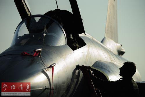 ����ͼƬ��2012��11��10�գ��ͻ�˹̹���б��ݶ����й��麣�μ��ھŽ��й����ʺ��պ��첩���ᡣͼΪ���գ��ͻ�˹̹�վ���Ա��Ϊ׼�����з���ѵ���ġ�������ս����׼�����»�����������