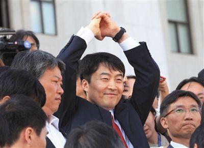 4�գ������������ʯ����ý��΢Цʾ�⡣