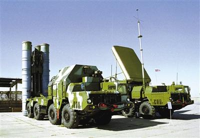 S-300PMU导弹系统由指挥中心、目标搜索雷达、制导站、48N6E型导弹及4联装发射车等部分组成,能同时拦截6个目标,具有全天候全空域作战能力。