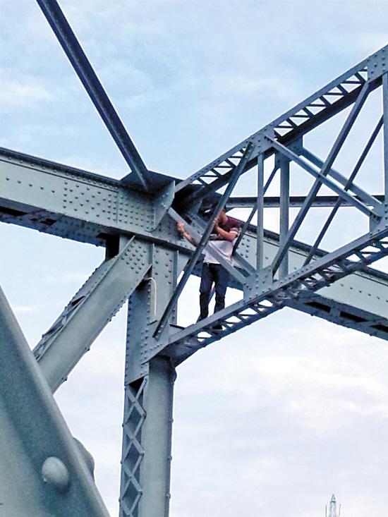 广州海珠桥跳桥首秀煞风景闹剧上演半小时