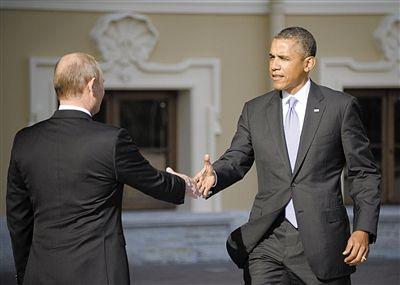 普京在康斯坦丁宫外迎接参加g20峰会的美国总统奥巴马,两人微笑握手