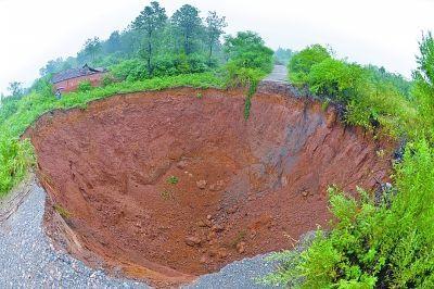 荆门城郊,子陵铺镇曾庙村,最近刚刚陷下去的大坑.9月5日,秋收的日子.