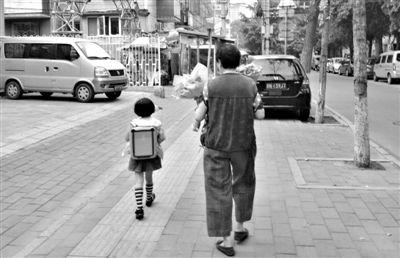 ���죬һλ�ҳ����Ÿոշ�ѧ�ĺ���ȥ���˼����ʻ���׼����ʦ���͸���ʦ���¾������� ��ѩӨ ��