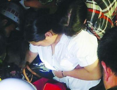 紧张的救援现场。雨林 摄