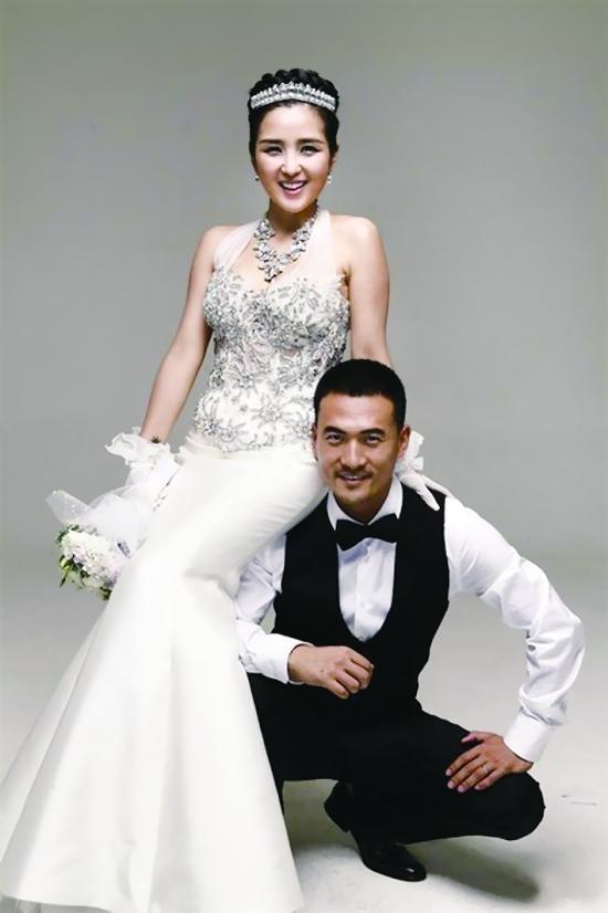 歌手何洁与演员赫子铭的大婚日期已渐渐临近,这对一直备受媒体和粉丝