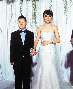 相声演员何云伟娶中戏研究生被曝第3次结婚图