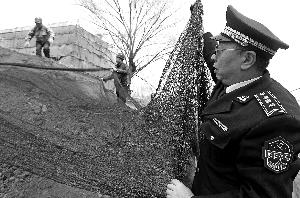 �ǹܹ�����Ա��Ͻ��ʩ�����ض��ٹ��˽���¶������ɻ����ʵ��������ͼ�� �������� ��ӱ/��