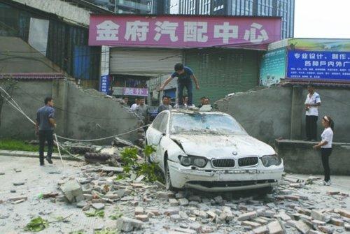 女司机错把油门当刹车 开宝马“破墙”(图)