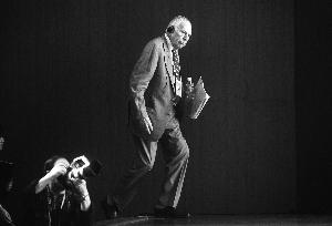 2006��ŵ��������ѧ������߰����ɡ��ƶ���˹��Ϊ��������Ӧ��������չʾ���ǵ���֣�����������������Ƕ��˲ŵ��˷ѡ�