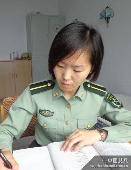 孙文蔚在学习业务知识。
