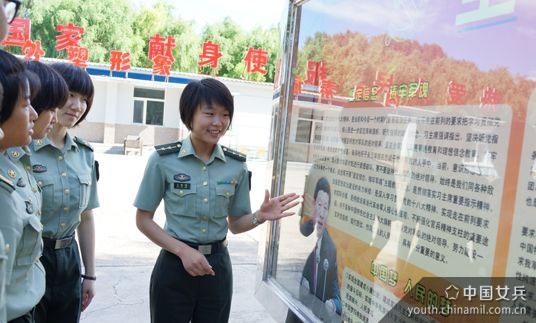 向战友讲解自己对“强军梦”的理解。