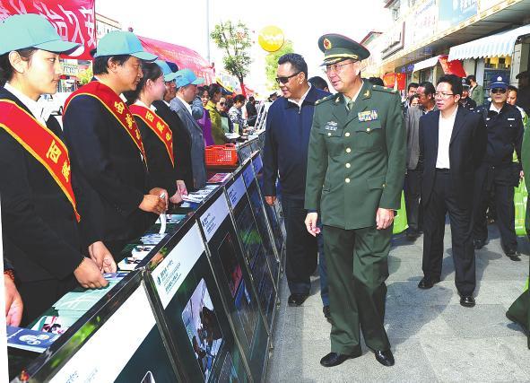 拉萨开展民族团结月宣传活动73家单位上街宣传