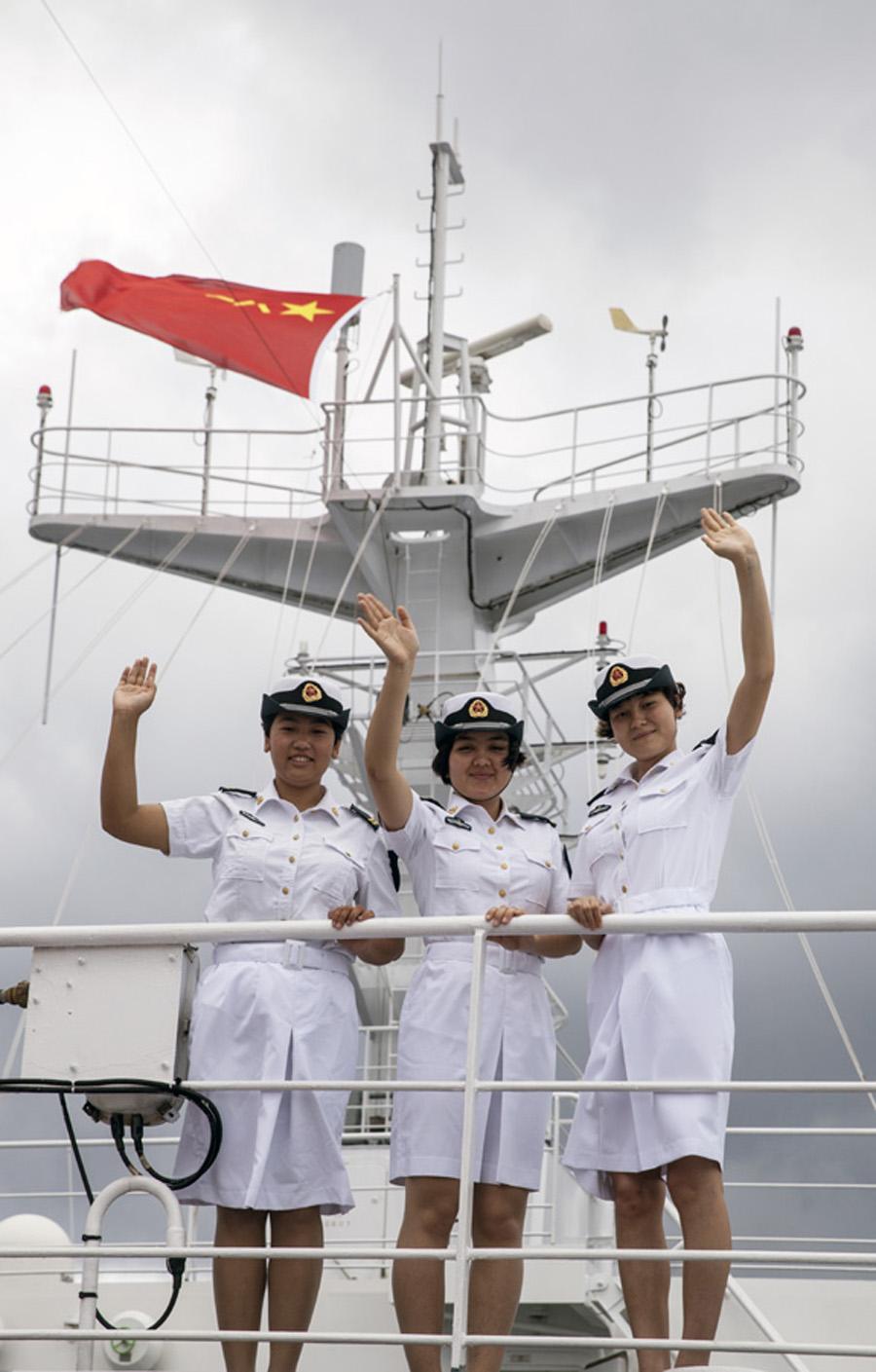 海军首批3名维吾尔族女水兵远航超15万海里图