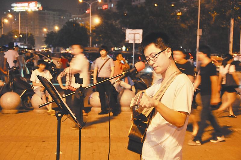 男子白天上班晚上街头唱歌唱两小时收入200元