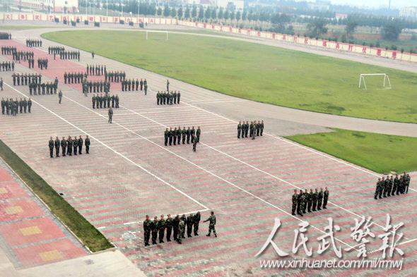 8631部队灵活组训抓好新兵基础性体能训练图