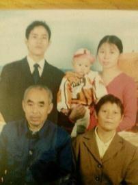 吴秀娟与儿子。(图由张仕明提供)