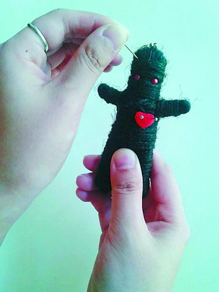 24岁的张靓(化名)采取了一种低成本的宣泄方式——扎小人.