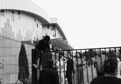 沈阳:学校操场锁门 百名市民翻墙锻炼