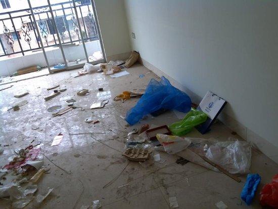 南充一女子与丈夫离婚 抠走家中木质墙角(图)