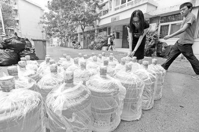 学校停水后,桶装纯净水成为了抢手货。 记者杨涛摄