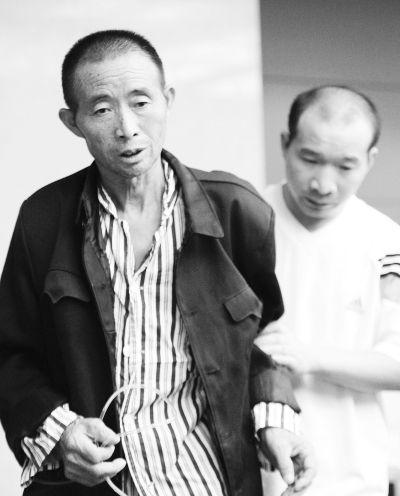 张家顺在张传虎搀扶下去探视孙子。