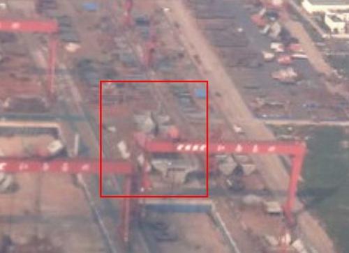 照片显示中国首艘航母正在建造之中靠近上海的江南造船集团长兴岛造船厂内的一艘舰船船体很可能是中国首艘本土建造的航母的一部分。