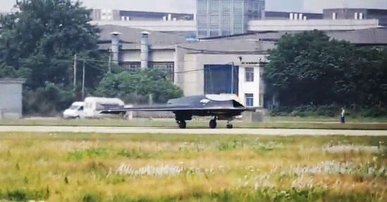 资料图:网上流传中国利剑无人机滑行视频首曝光