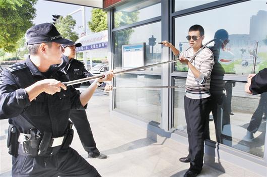 劫匪挥舞尖刀民警警用钢叉锁喉被赞抓贼神器