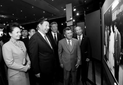 昨天,习近平在雅加达参观“中印尼友好”图片展并同两国青年交流。新华社发