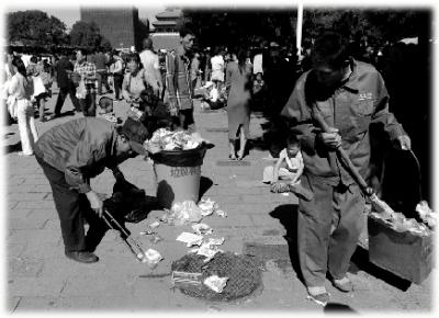 媒体盘点游客不文明行为扔垃圾翻墙头乱方便图