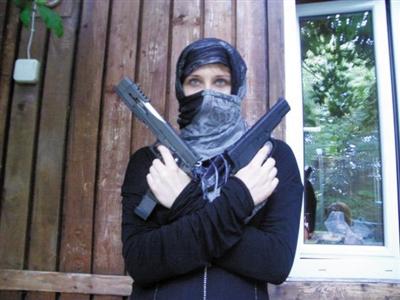 盘点各国女性恐怖分子荷兰美女入哥伦比亚作战