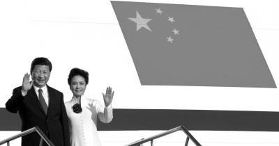 昨天,国家主席习近平和夫人彭丽媛抵达印度尼西亚巴厘岛,向欢迎的人们挥手致意。新华社发